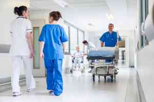 © spotmatikphoto - stock.adobe.com Krankenhausgang mit Mitarbeitern