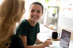 © fizkes - stock.adobe.com Unterhaltung von 2 Junge Frauen