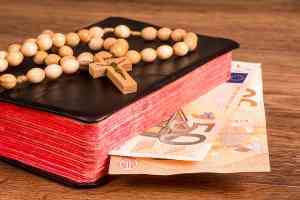 © GieZetStudio - stock.adobe.com Bibel und Geldscheine