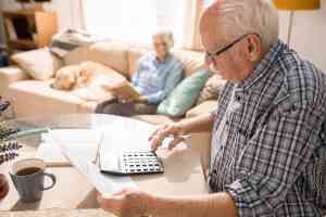© Seventyfour - stock.adobe.com Pensionist mit Taschenrechner