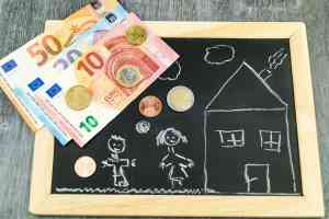 © Steidi - stock.adobe.com Kinderzeichnung und Geld